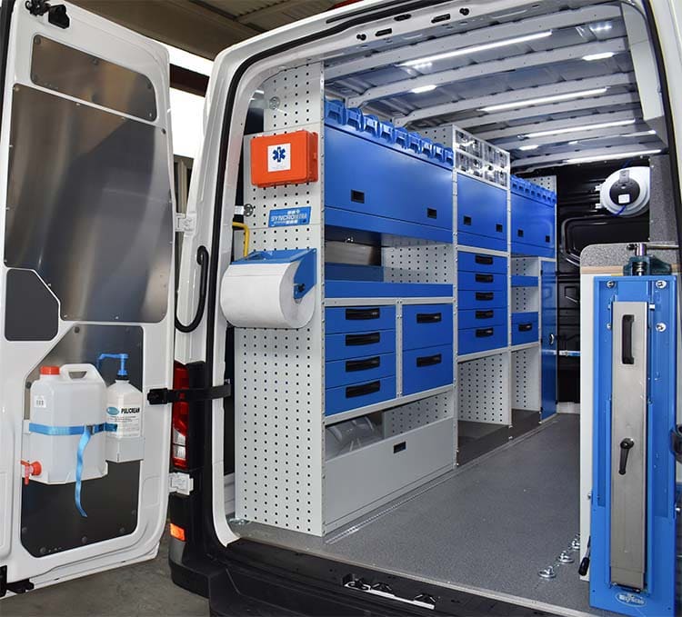 02 Crafter con ripiani chiusi cassetti e scaffali con contenitori Syncro Trentino