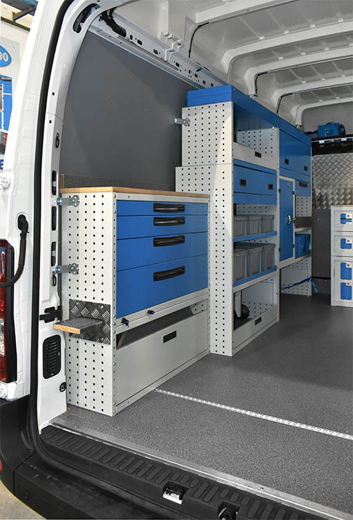 02 Ripiano di lavoro in legno portamorsa estraibile e altri arredi Syncro Ultra su Master Trentino