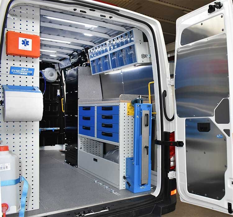03 VW Crafter con portamorsa pieghevole e ripiano di lavoro sistema Syncro Trentino