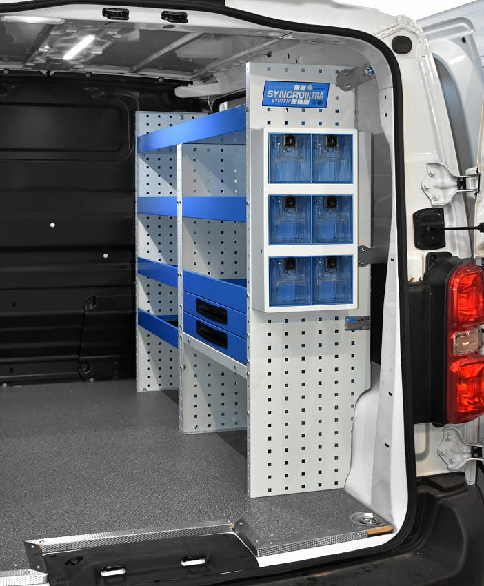 03 Vivaro 2019 con ripiani di scaffalatura aperti Syncro Trentino