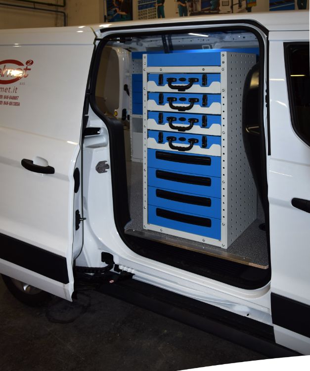 04 Mobile con cassetti accessibili dal portellone laterale su Ford Connect Syncro Trentino